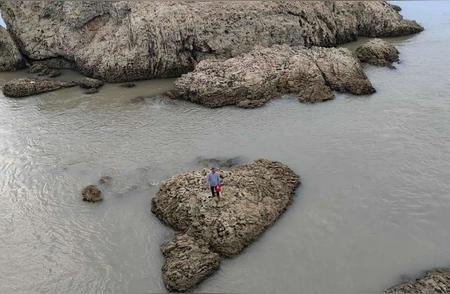 男子“沉浸式”海钓遭遇险境，被困“爱心”礁石