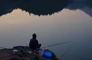 浙江钓友夜钓惊险瞬间：水中黑影现身，揭秘未知生物！