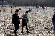 黄河兰州段露出河床，市民纷纷涌向石滩寻找“黄河奇石”？