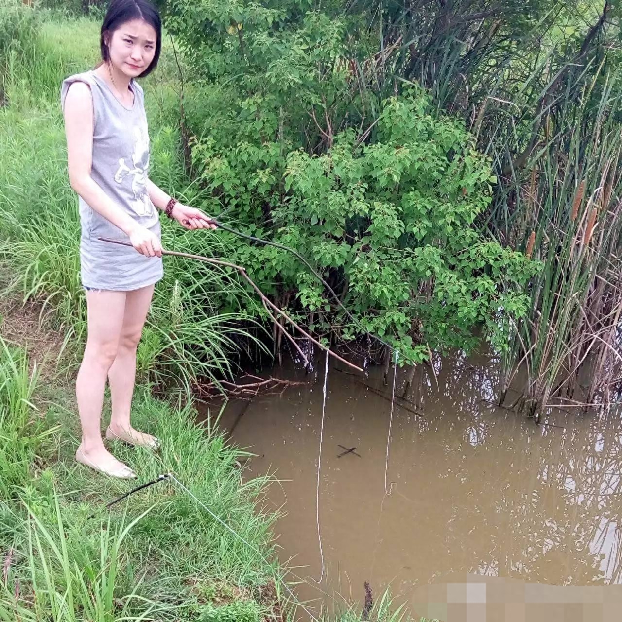 带女友回农村老家钓虾，门前水沟一串鸡肠子，收获一盆虾