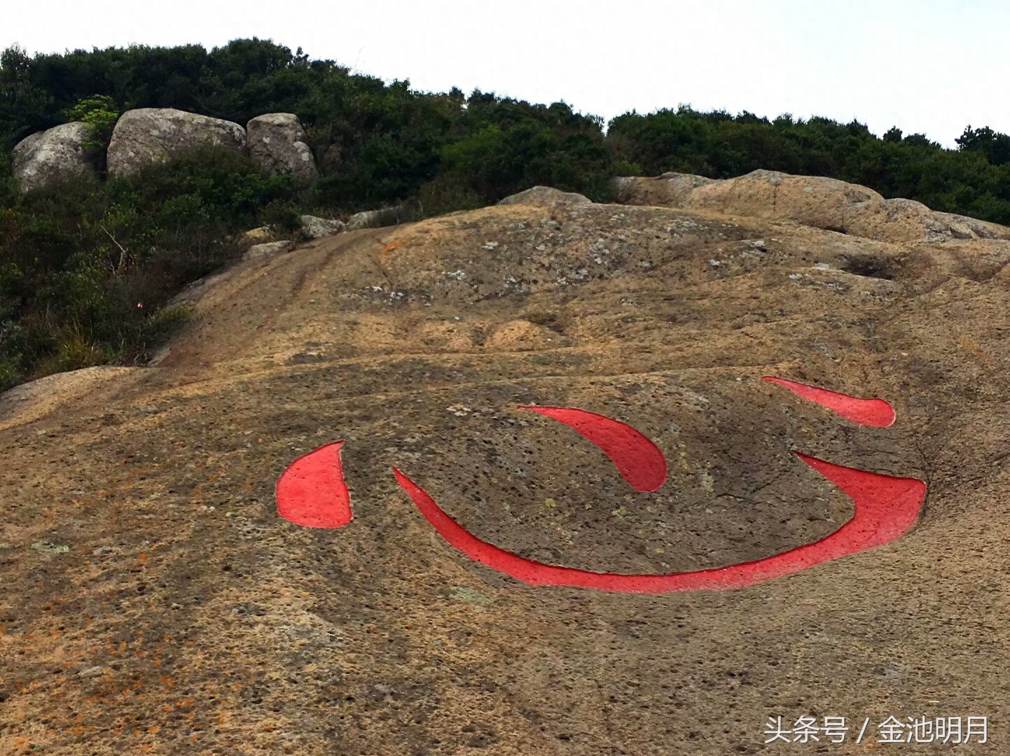 这里的石称“桃花石”，山称“桃花山”，岛称“桃花岛”，镇称“桃花镇”