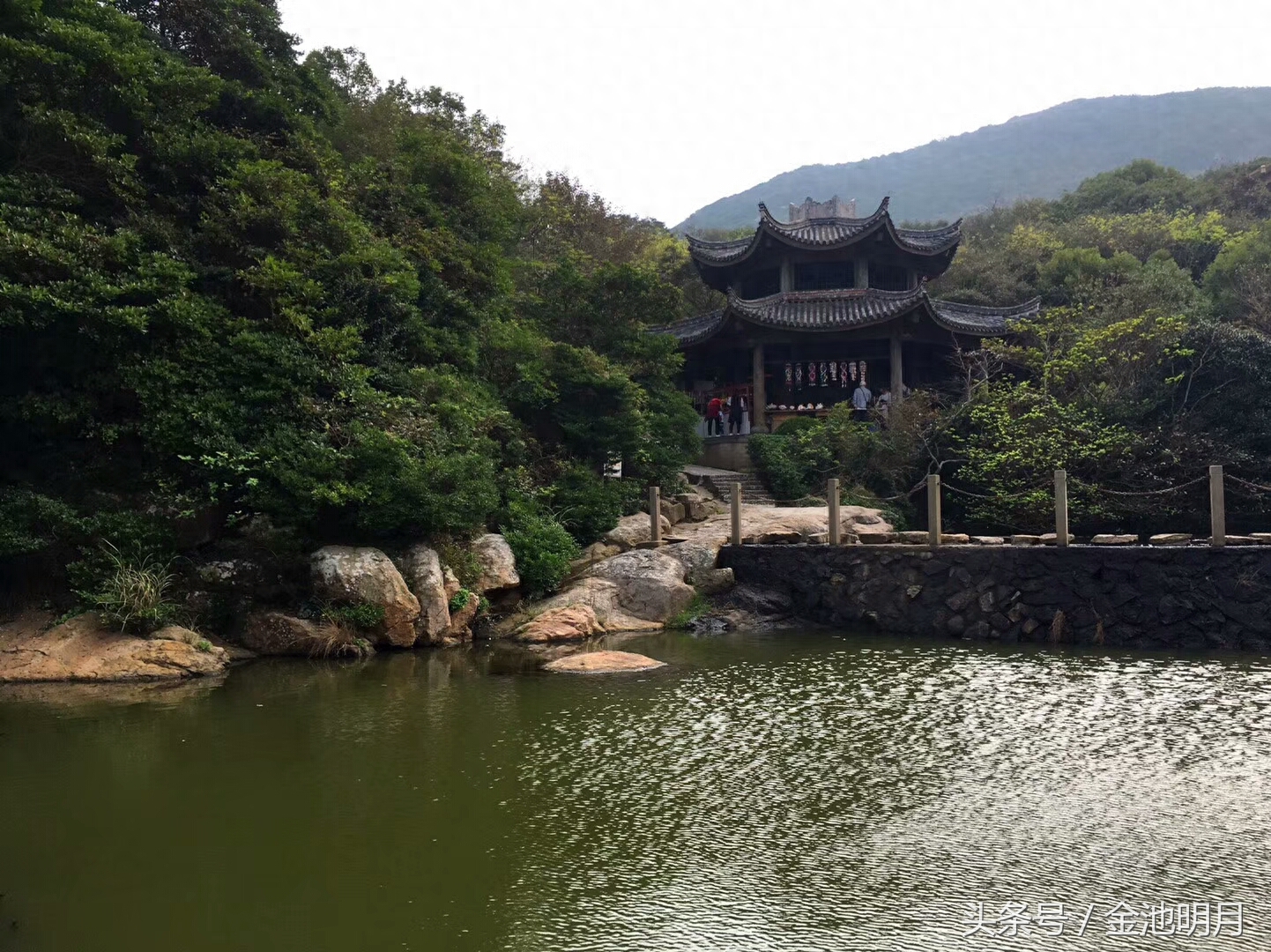 这里的石称“桃花石”，山称“桃花山”，岛称“桃花岛”，镇称“桃花镇”